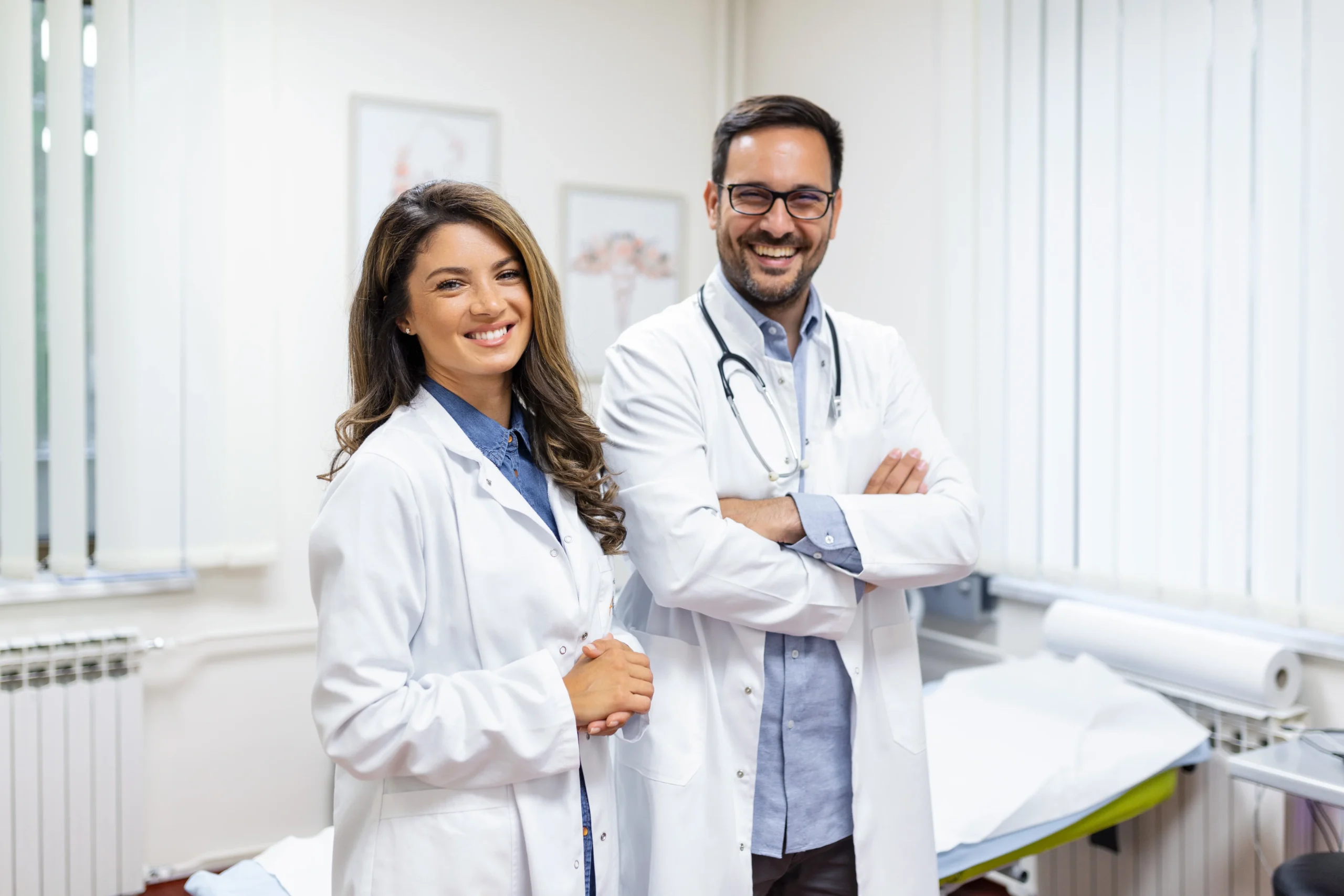 SEO LOCAL PARA CLÍNICAS Y HOSPITALES - PAREJA DE MÉDICOS HOMBRE Y MUJER